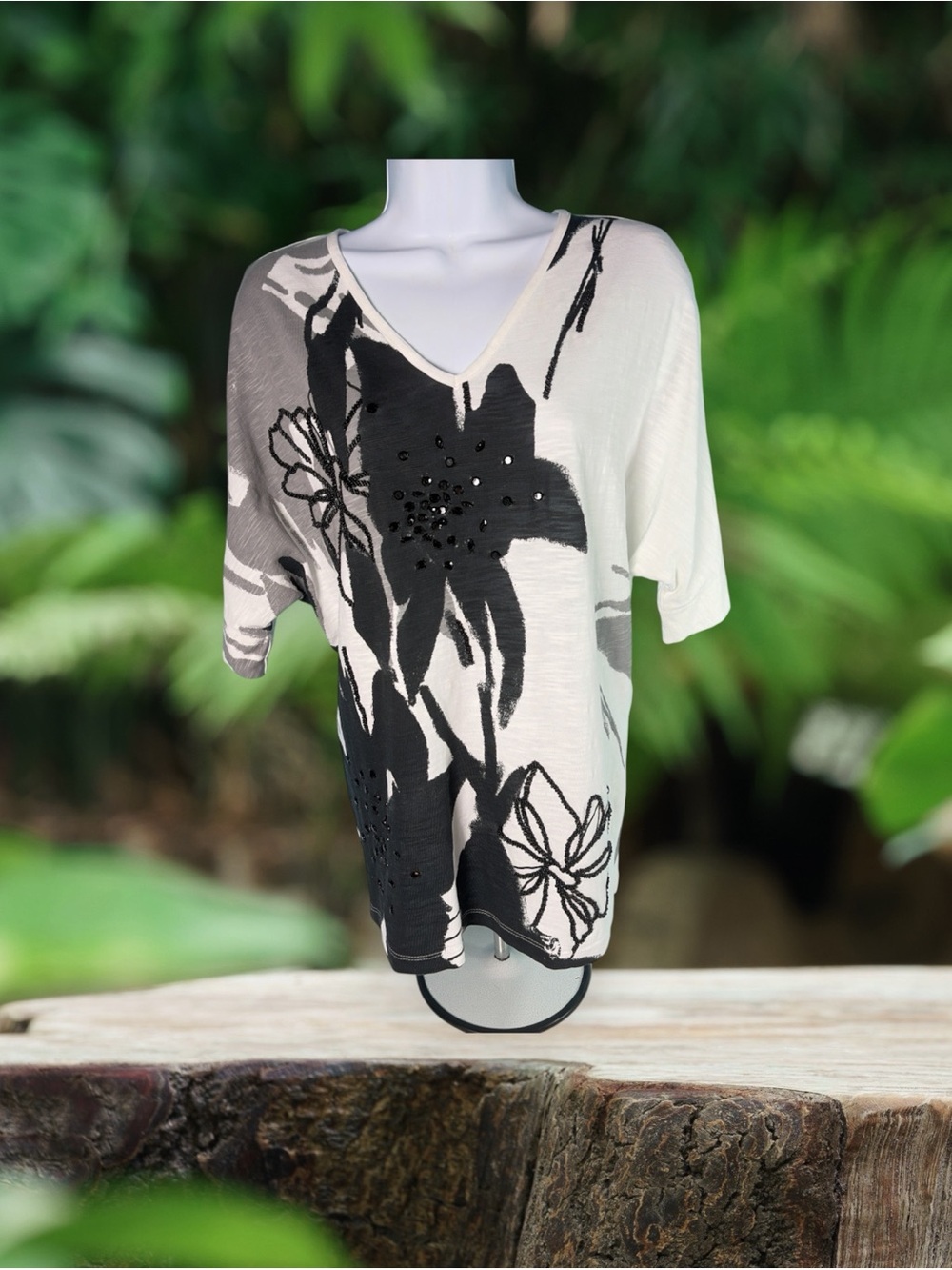 Chico's V-Neck T-Shirt Abstract Bold Floral Boho Chic 2/Large